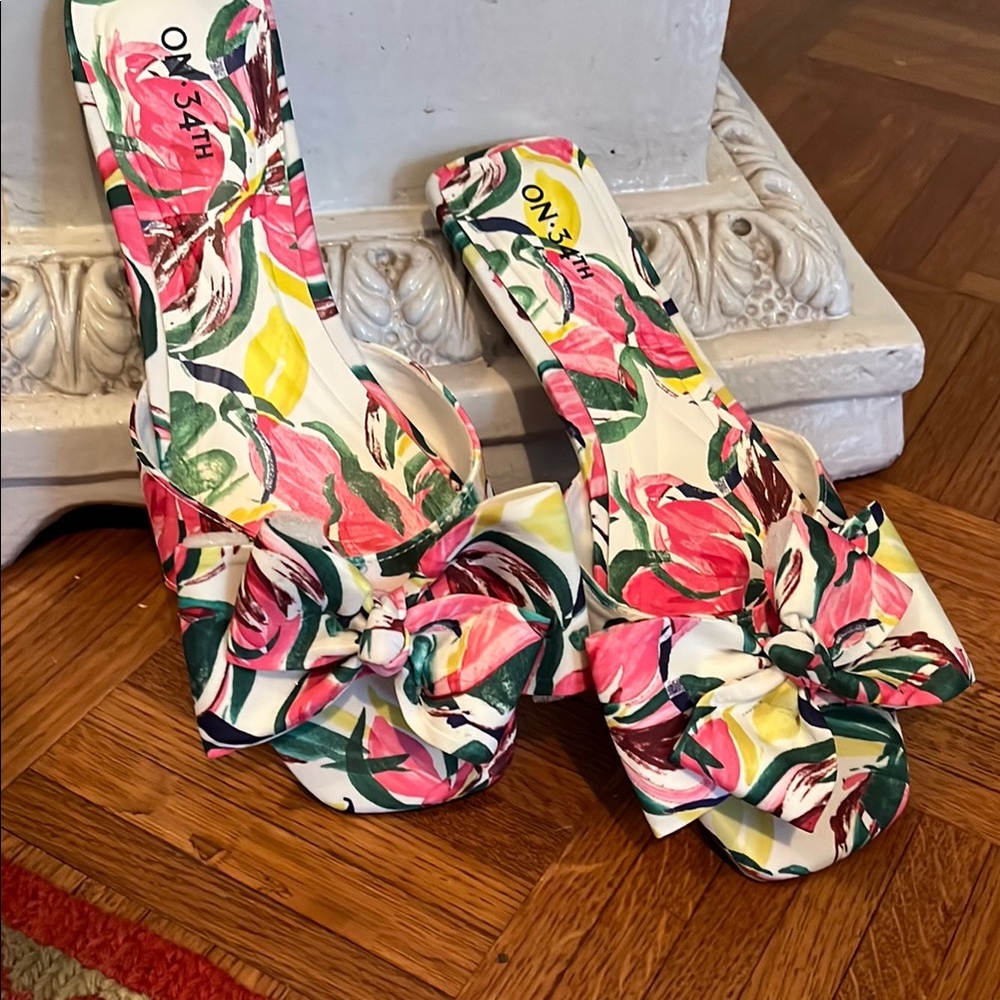 On 34th Size 9 Pink and Green Sandals with Floral Design New